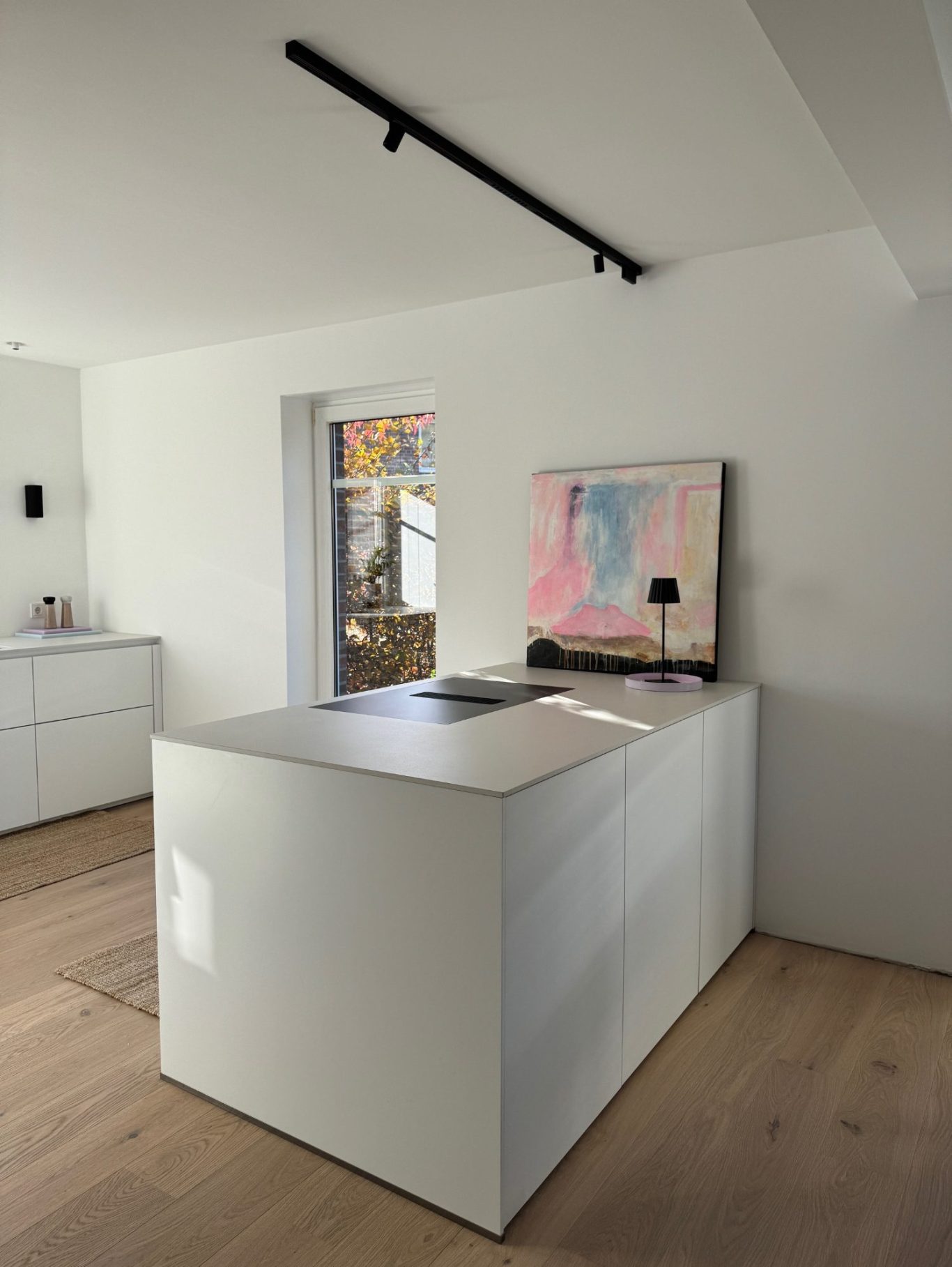 zeitlose moderne weiße Küchemit mattweißen Fronten