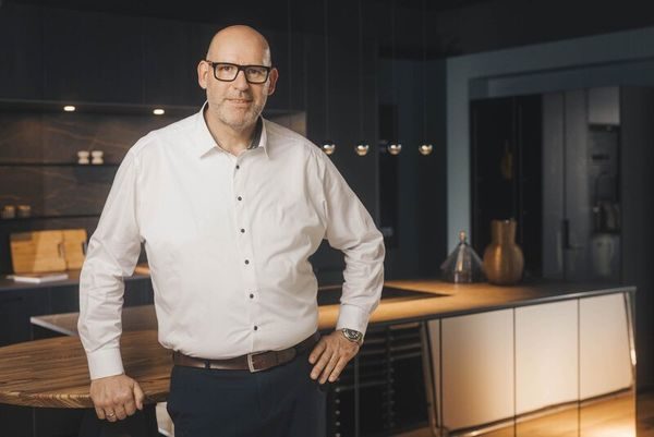 Küchensachverständiger prüft Einbauküche