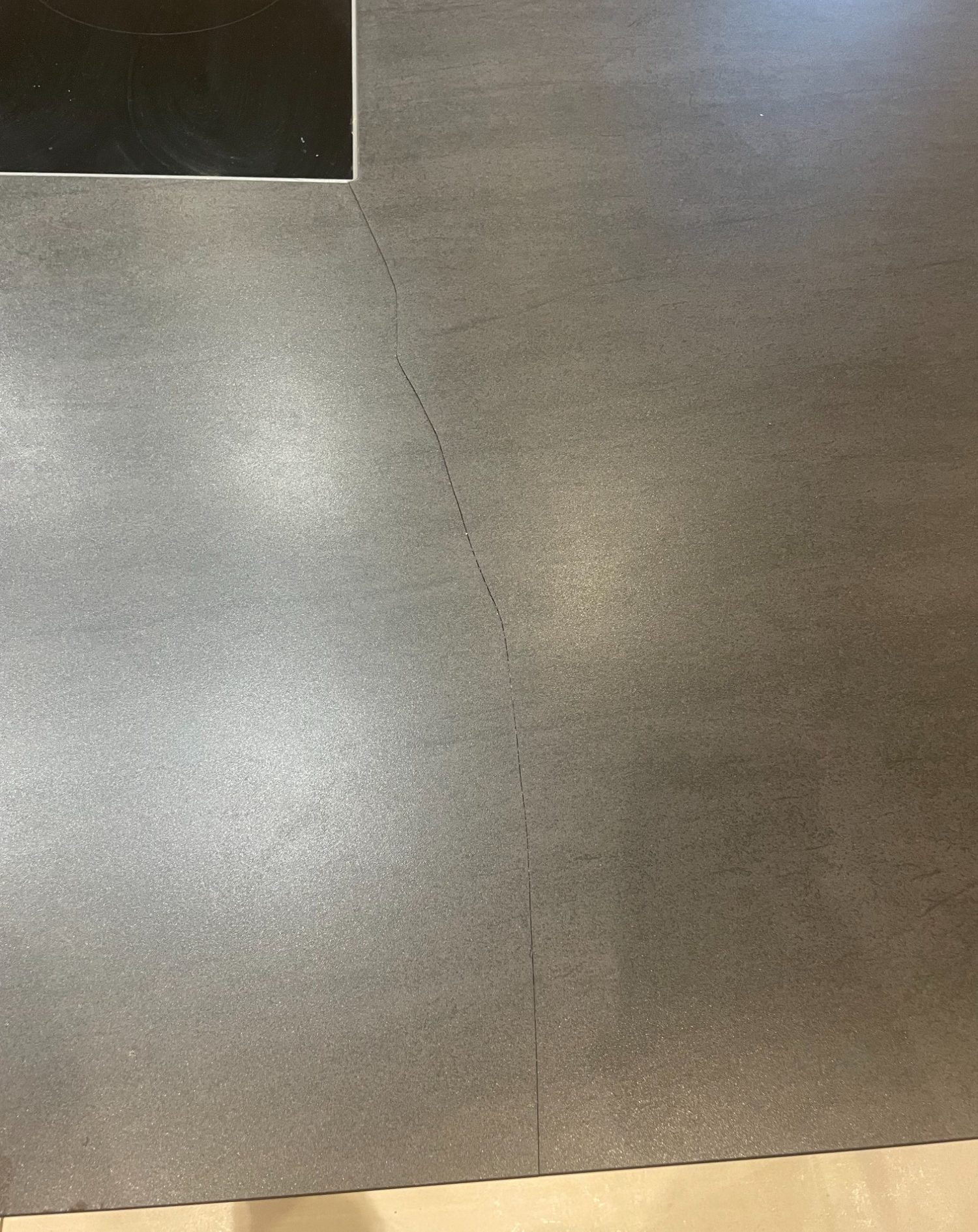 Spannungsriss in der Keramik Platte Arbeitsplatten aus Keramik sind empfindlich
